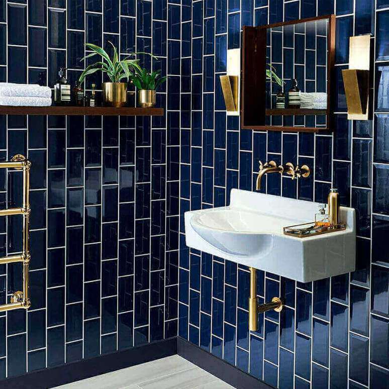 15- Azulejos para banheiro azul escuro com louças brancas.
