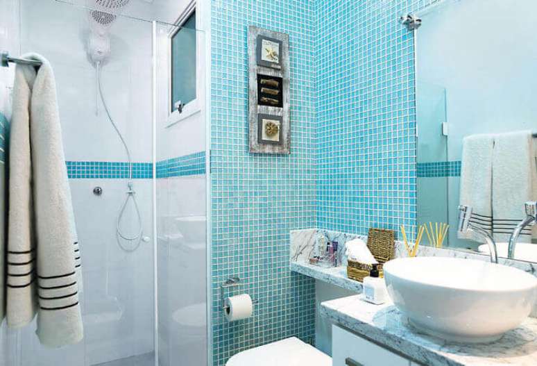 37 – Azulejos para banheiro cerâmico em dois tons de azul.