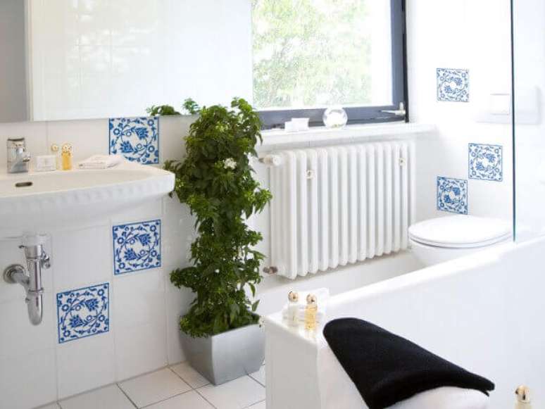 16- Azulejos para banheiro na cor branca com aplicação de alguns adesivos vinílicos.