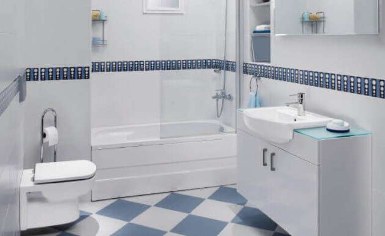 40 -Azulejos para banheiro com faixa em pastilhas.