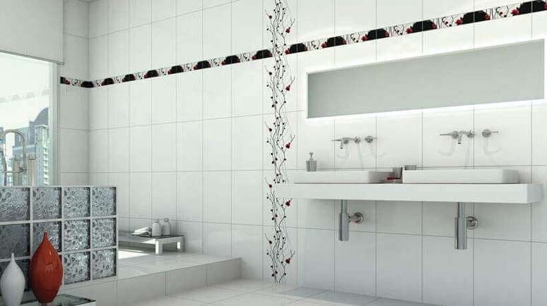 42- Azulejos para banheiro decorados com desenhos florais.