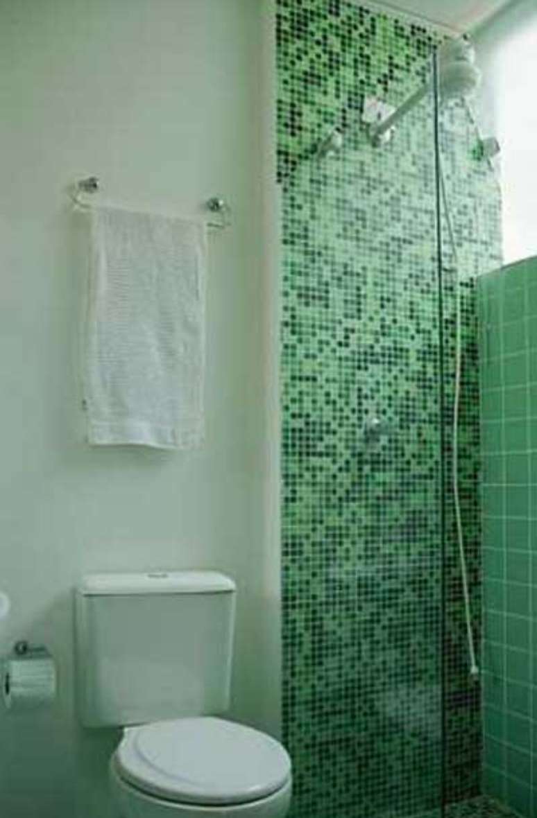 17- Azulejos para banheiro com pastilha verde.