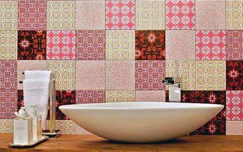 45- Azulejos para banheiro com desenhos em patchwork.