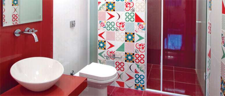 35- Adesivos com forma geométrica para banheiro moderno.