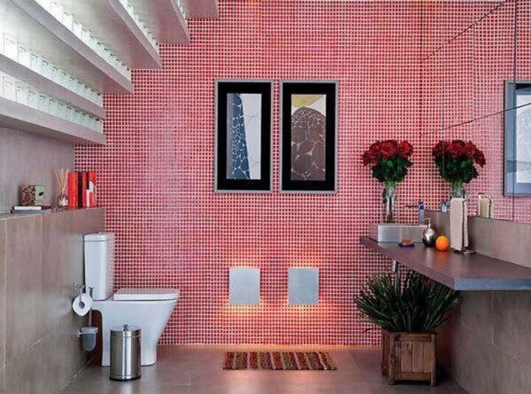 24 – Pastilhas vermelhas deixam o banheiro mais aconchegante.