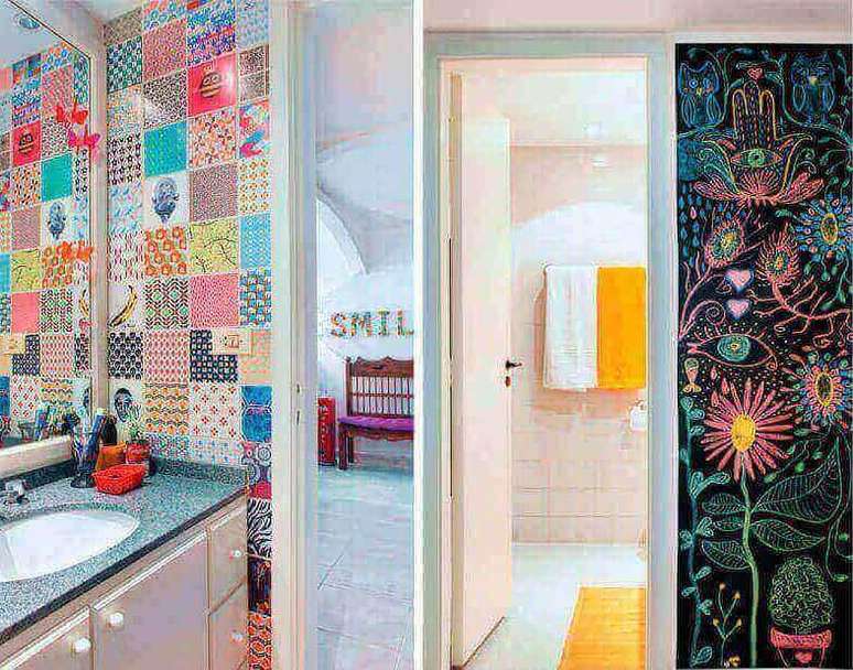 23 – Adesivos com estampa de tecidos alegram a decoração do banheiro.