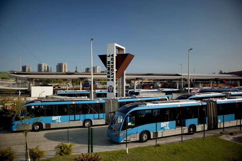 ônibus que servem o BRT do Rio de Janeiro parados no terminal Alvorada