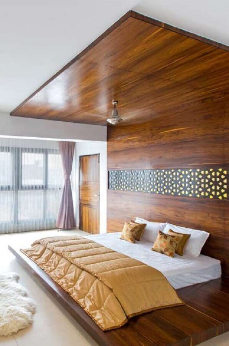 11. Lindo modelo de cama de casal japonesa com toda a estrutura feita em madeira até o teto.