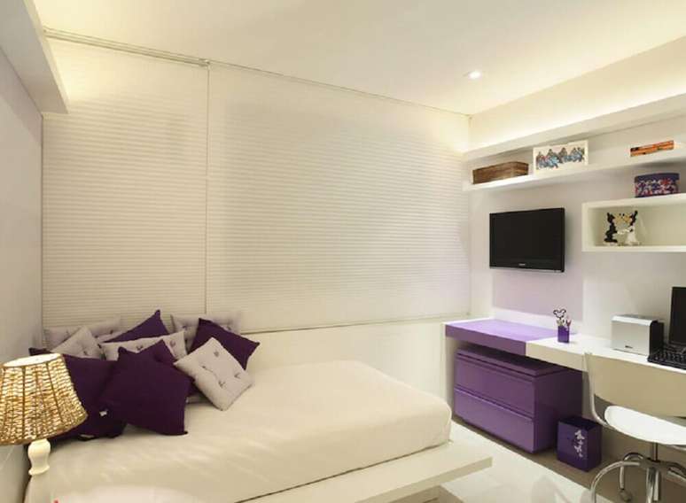 16. Decoração com cama japonesa de solteiro para quarto todo branco