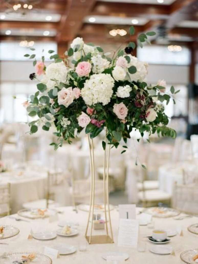 8. Centro de mesa de casamento sofisticado com arranjo de flores