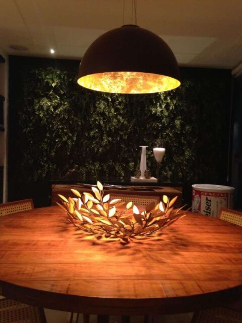 1. A luminária localizada exatamente em cima do centro de mesa o deixou em destaque. Projeto de Rodrigo Martinelli