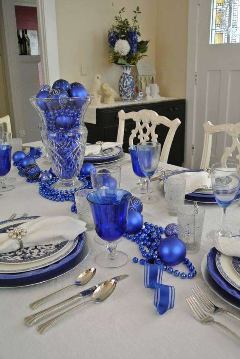 19. Centro de mesa de jantar com enfeites de Natal azuis