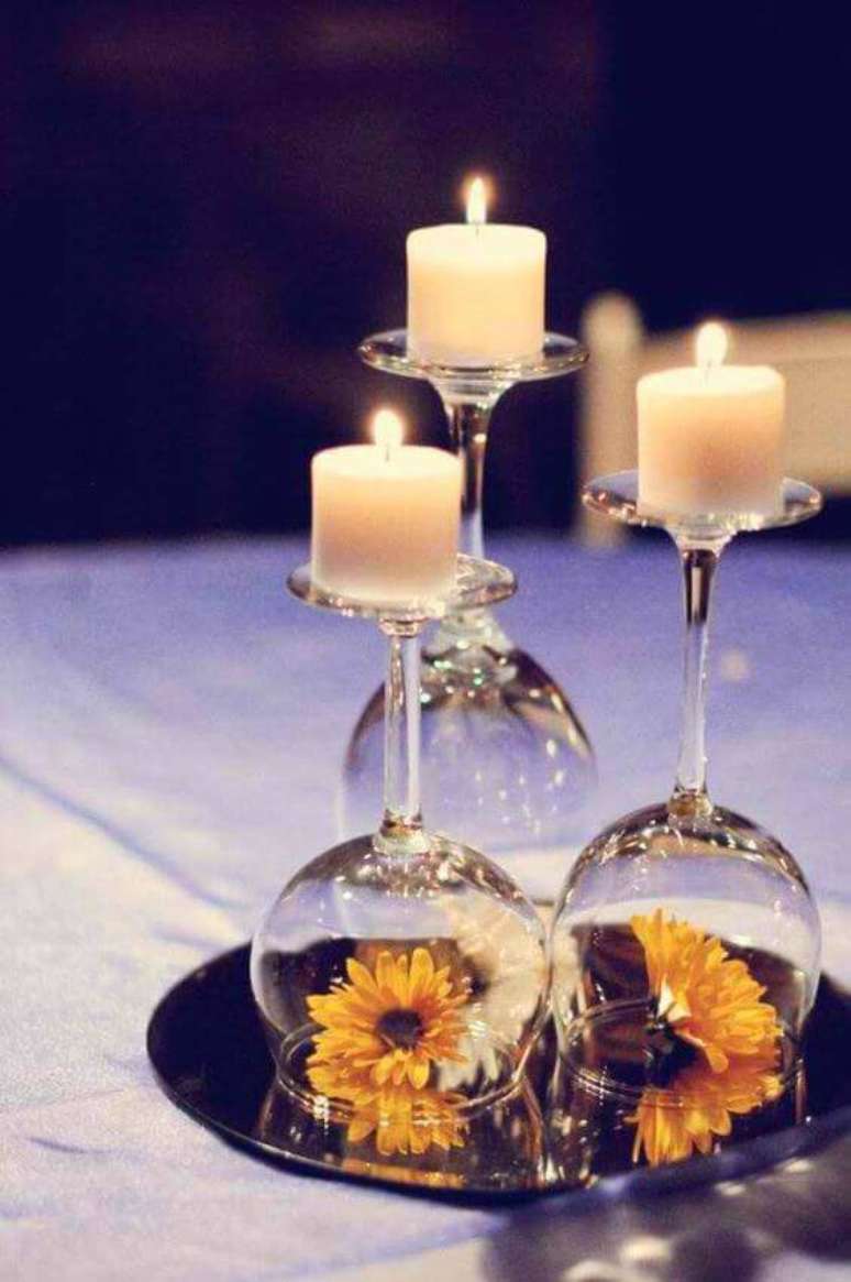 21. Uma forma diferente de usas taças, flores e velas na decoração de festa