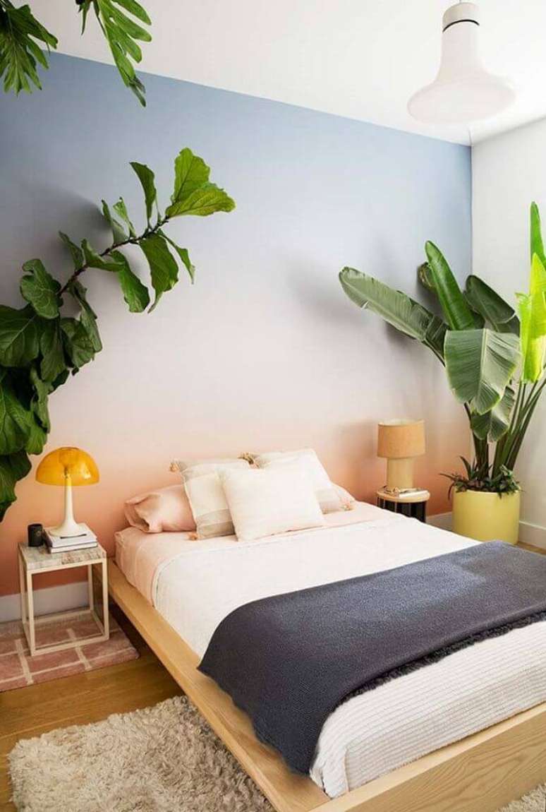 9. Quarto com cama de casal japonesa decorado com vasos de plantas