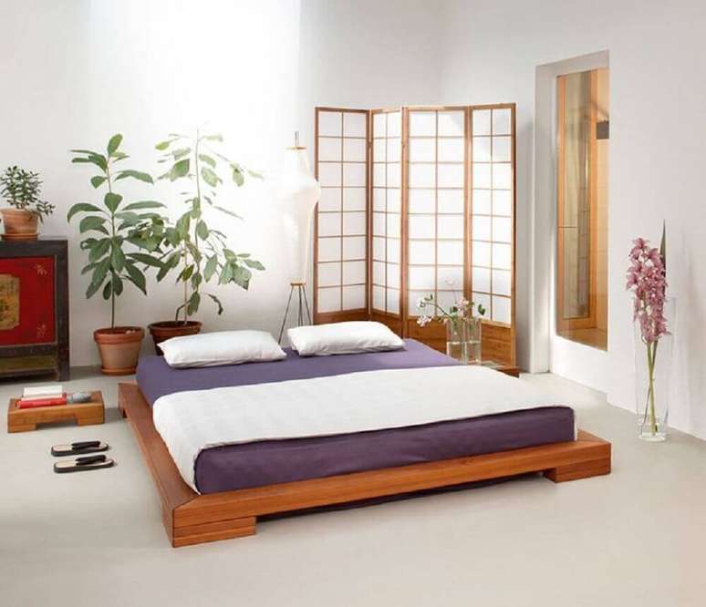 24. Decoração para quarto clean com estilo bem leve e cama de casal japonesa