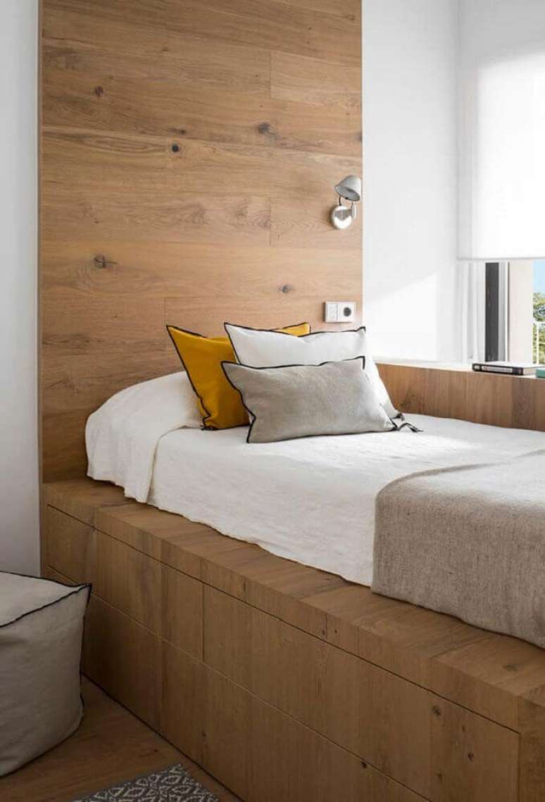 29. Decoração de quarto com cama japonesa de solteiro com a estrutura toda de madeira se estendendo para a cabeceira