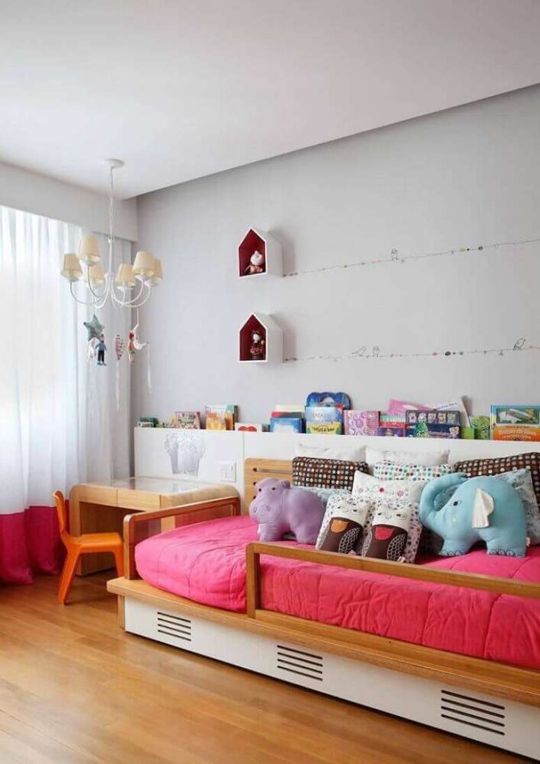 32. Quarto infantil decorado com nichos e cama japonesa de solteiro