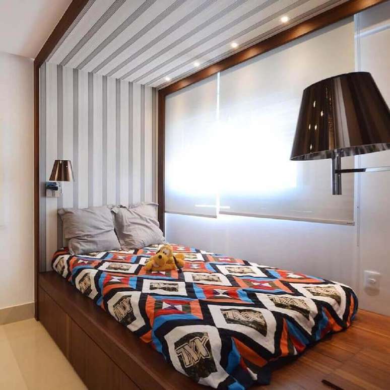 33. Estilo simples e moderno de decoração com cama japonesa de solteiro