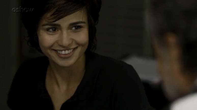 Maura (Nanda Costa) terá romance com a vizinha Selma (Carol Fazu) e o policial Inoan (Armando Babaioff)