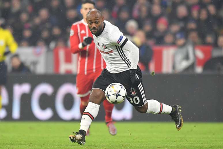 Vágner Love, em ação pelo Besiktas contra o Bayern de Munique, em jogo da Liga dos Campeões