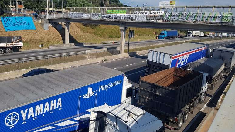 Entre pedidos de caminhoneiros ainda parados na Régis estão renúncia de Michel Temer e intervenção militar