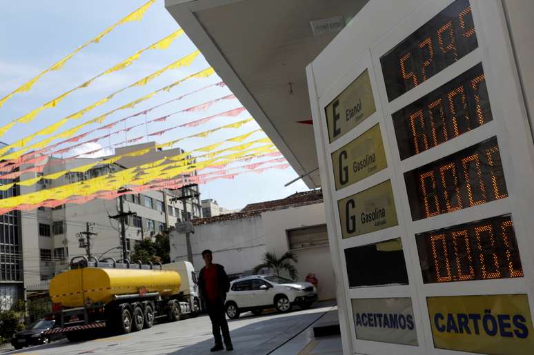 Posto de gasolina sem combustíveis durante greve dos caminhoneiros no Rio de Janeiro 24/05/2018 REUTERS/Ricardo Moraes