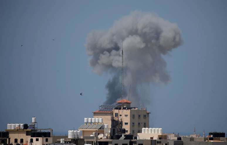 Fumaça é vista em Gaza após ataque áereo de Israel 29/05/2018 REUTERS/Suhaib Salem