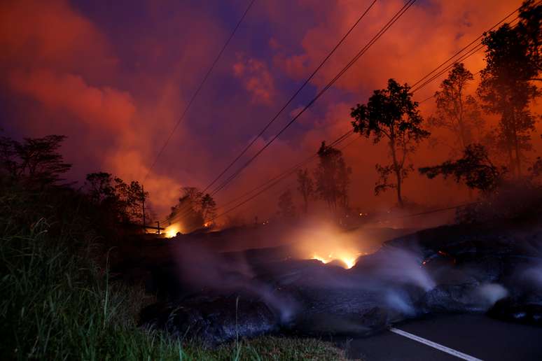 Gases de lava do vulcão Kilauea cruza rodovia de Pahoa, no Havaí 28/05/2018 REUTERS/Marco Garcia
