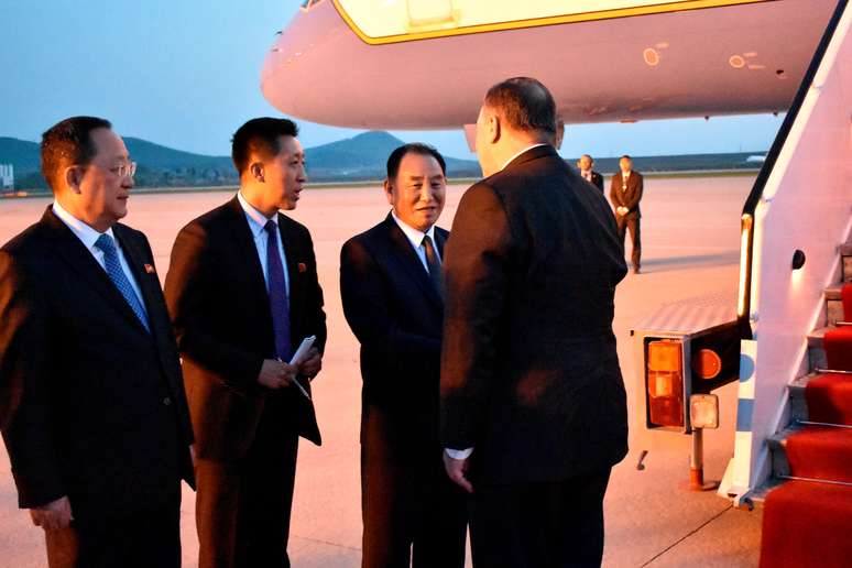 Pompeo se despede do norte-coreano Kim Yong Chol em Pyongyang
 9/5/2018    Matthew Lee/Divulgação via REUTERS 