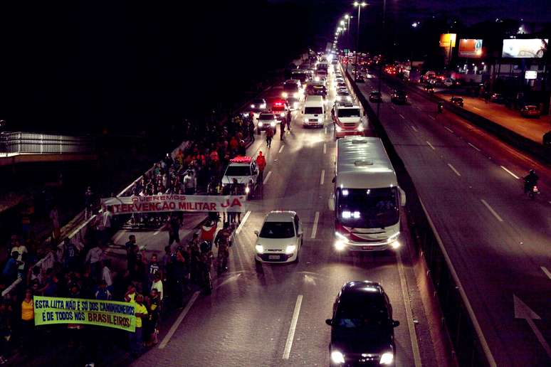 Moradores protestando nas proximidades da Refinaria Gabriel Passos (Regap), em Betim (MG), em apoio aos caminhoneiros