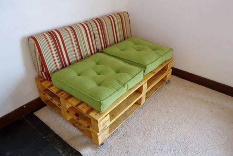 Passo a passo: veja como fazer um sofá de palete