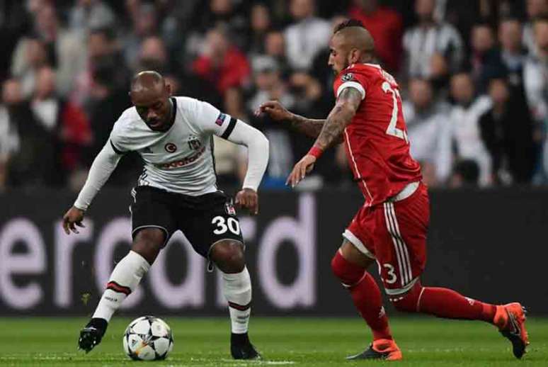 Love recebe a marcação de Vidal em duelo contra o Bayern pela Liga dos Campeões (Foto: OZAN KOSE / AFP)