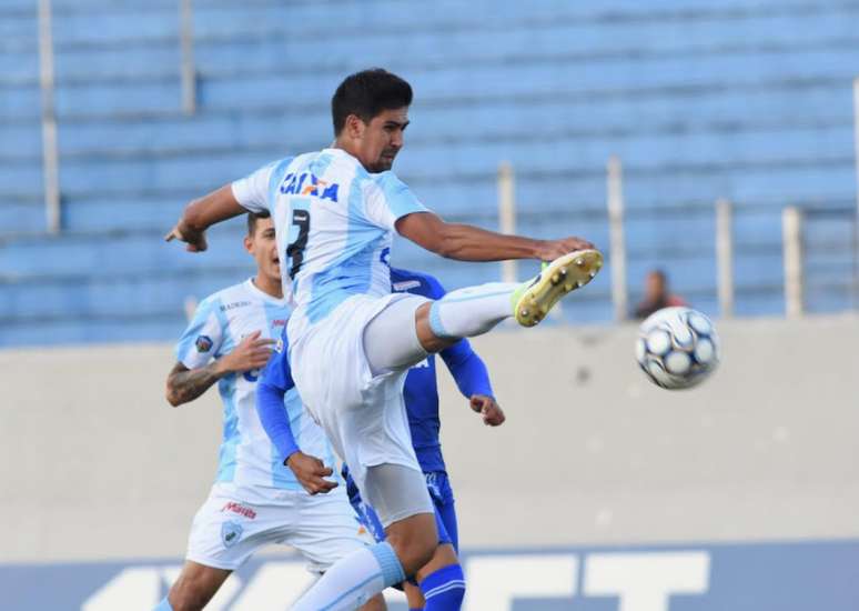 Zagueiro Leandro Almeida é uma das apostas do Londrina para voltar a vencer na Série B (Divulgação/ Londrina)