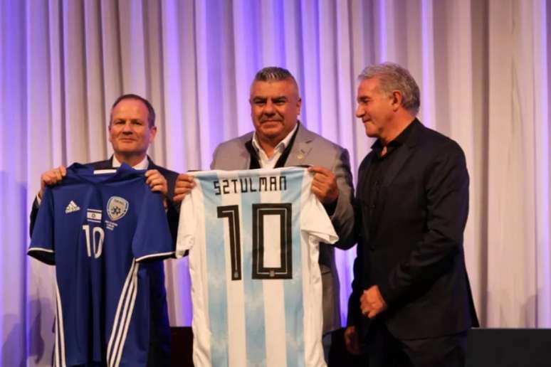 Presidente da Afa, Claudio Tapia, posa ao lado do embaixador de Israel na Argentina, Ilan Sztulman (Foto: Divulgação/Argentina)