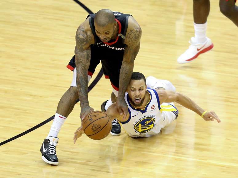 Stephen Curry vai ao chão em disputa de bola com PJ Tucke