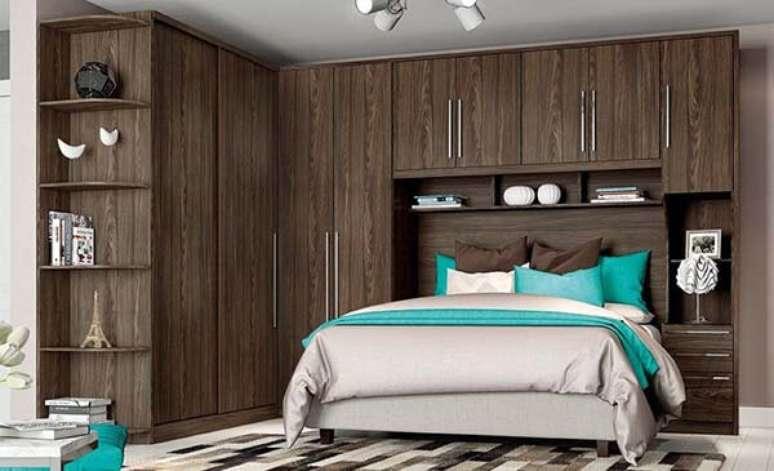 20 -Guarda roupa de madeira com prateleiras na lateral para quarto de casal.