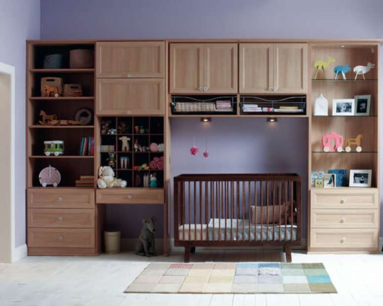 26 – Guarda roupa modulado para guardar brinquedos e roupas em quarto de bebê.