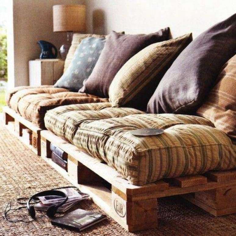 31. Uma sala com um sofá de pallets pode ficar bem descontraída e aconchegante