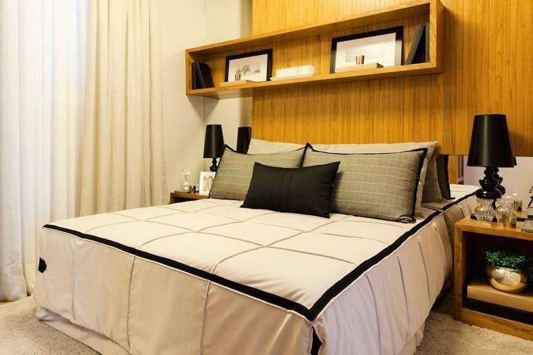 17. Os nichos para quarto instalados no painel s&atilde;o uma boa forma de utilizar melhor os recursos e espa&ccedil;os do quarto