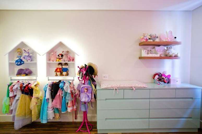 18. Nichos em formato de casa com ilumina&ccedil;&atilde;o de led &eacute; lindo na decora&ccedil;&atilde;o