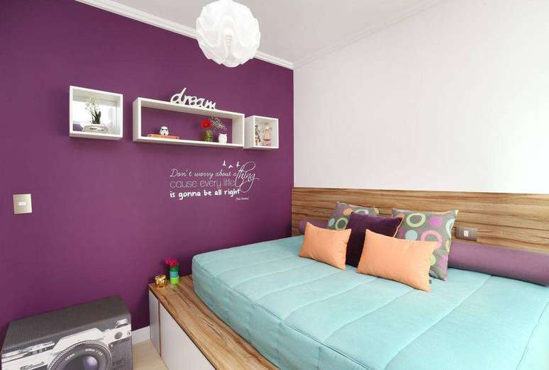 20. Decora&ccedil;&atilde;o com nichos para quarto com parede roxa