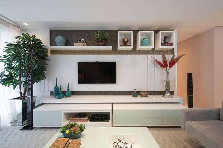 25. Sala de estar com decora&ccedil;&atilde;o clean e nichos