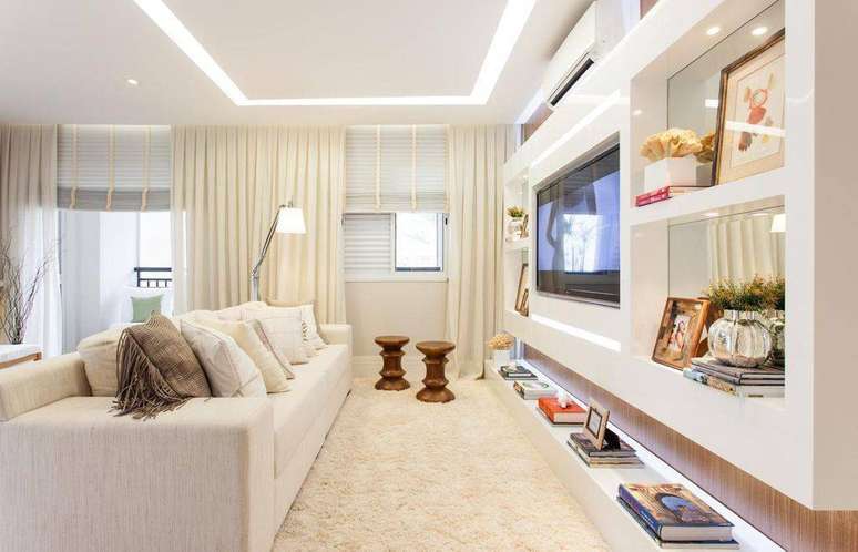 29. Decora&ccedil;&atilde;o clean para sala com nichos