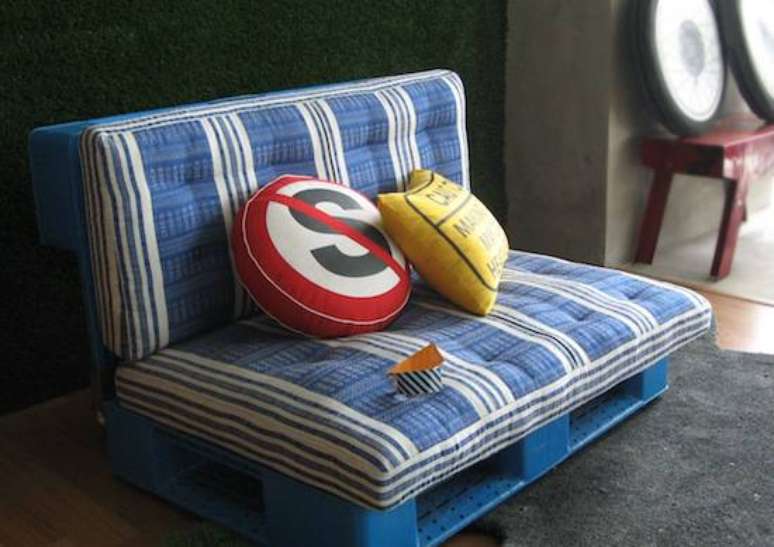 33. O sofá de paletes para as crianças é perfeito, pois é simples e sensorial