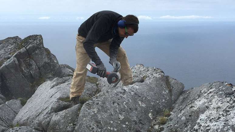 Cientistas retiraram amostras de formações rochosas com face para o oceano Pacífico, como esta na ilha Dall...