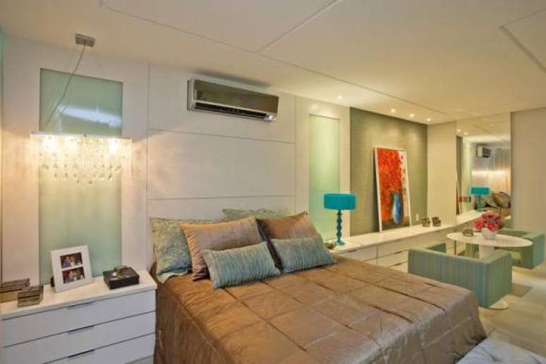 8. Decora&ccedil;&atilde;o clean com lustre para quarto no criado-mudo