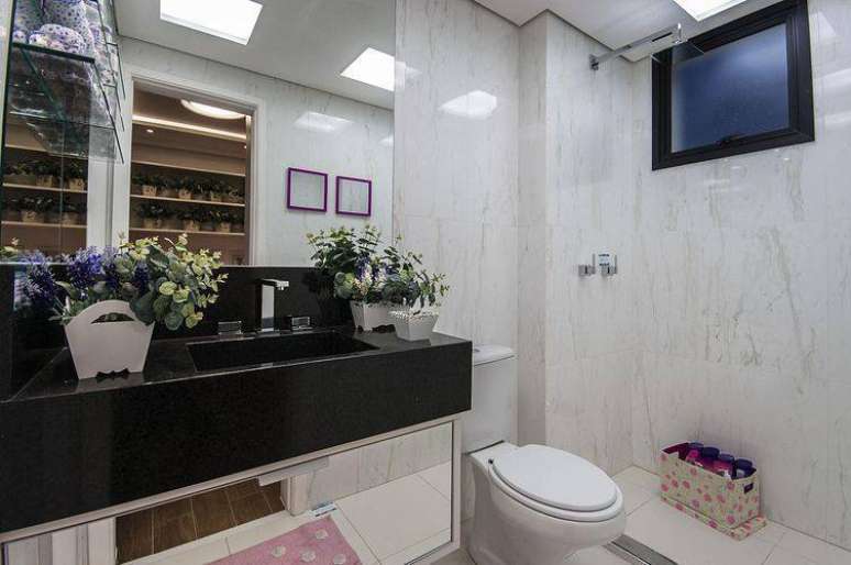 19. Você pode utilizar piso cerâmico e mármore como revestimentos para seu banheiro