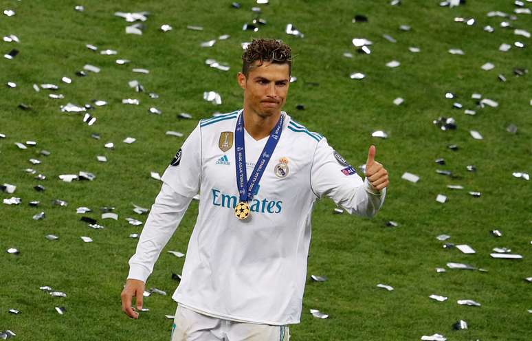 O português Cristiano Ronaldo, com a medalha de campeão europeu após bater o Liverpool