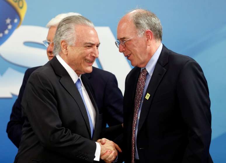 Presidente Michel Temer cumprimenta presidente da Petrobras, Pedro Parente, durante cerimônia no Palácio do Planalto
21/12/2017 REUTERS/Adriano Machado