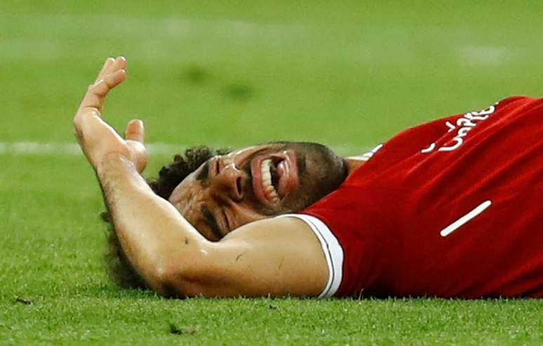 Salah contundiu o ombro em lance com Sergio Ramos, na final da Liga dos Campeões 
